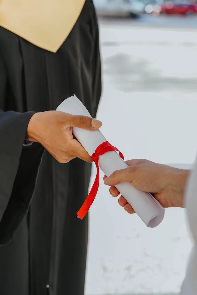 persona recibiendo diploma, nacionalidad española, abogados expertos en extranjería