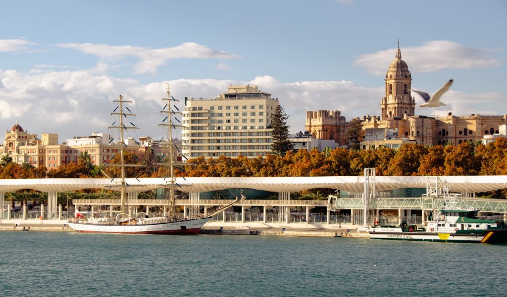 City Buildings in Harbor in Spain. Mejores ciudades para inmigrantes en España