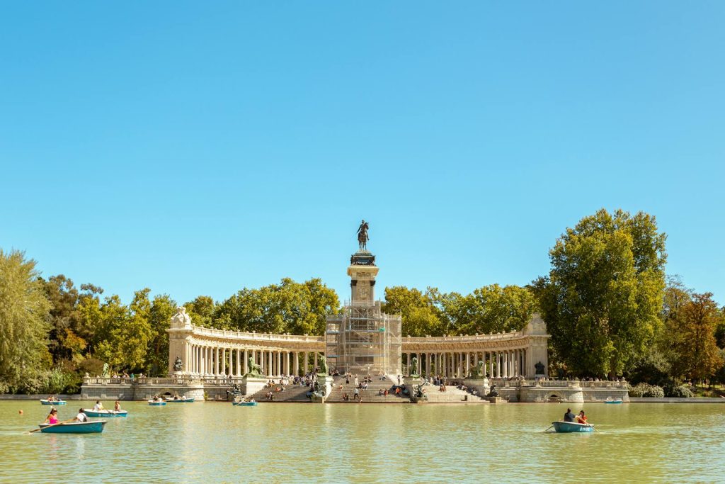 A large monument in the middle of a lake