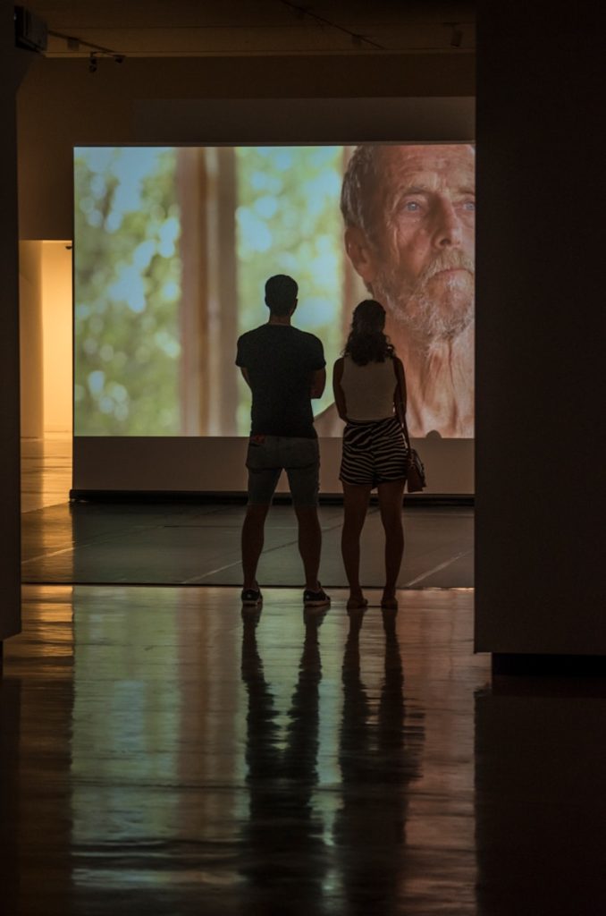 man and woman standing on brown wooden floor. Mejores ciudades para inmigrantes en España