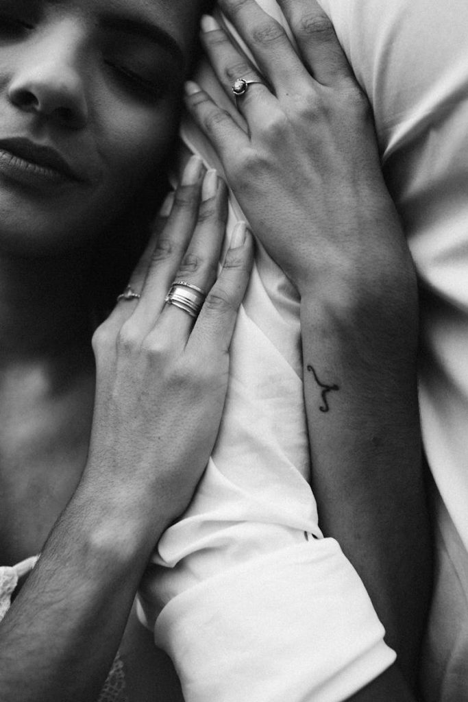 Monochrome Photo Of Woman's Hands With Tattoo.incluir a mi familia en la solicitud de residencia