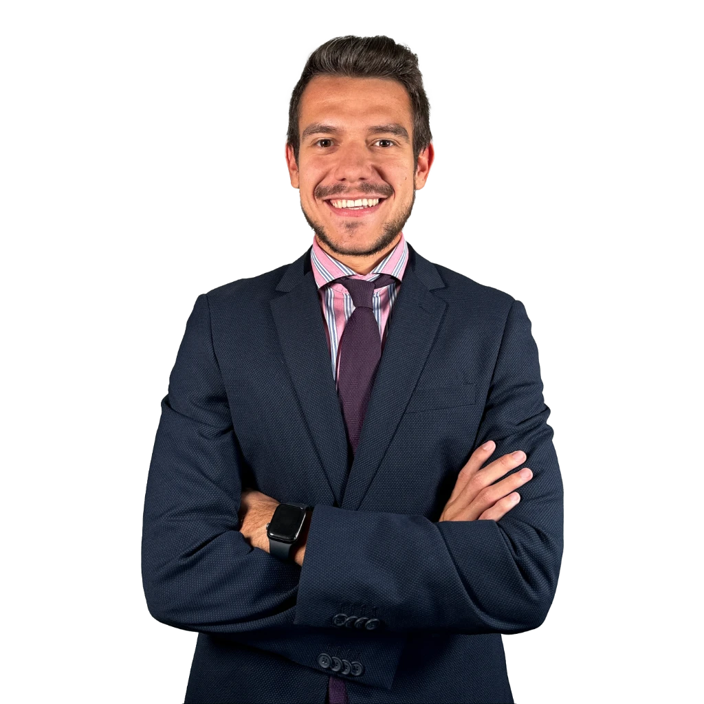 abogado extranjería, hombre con los brazos cruzados sonriendo, jose antonio canela, cohen y aguirre, nacionalidad española, residencia de familiar de ciudadano de la Unión