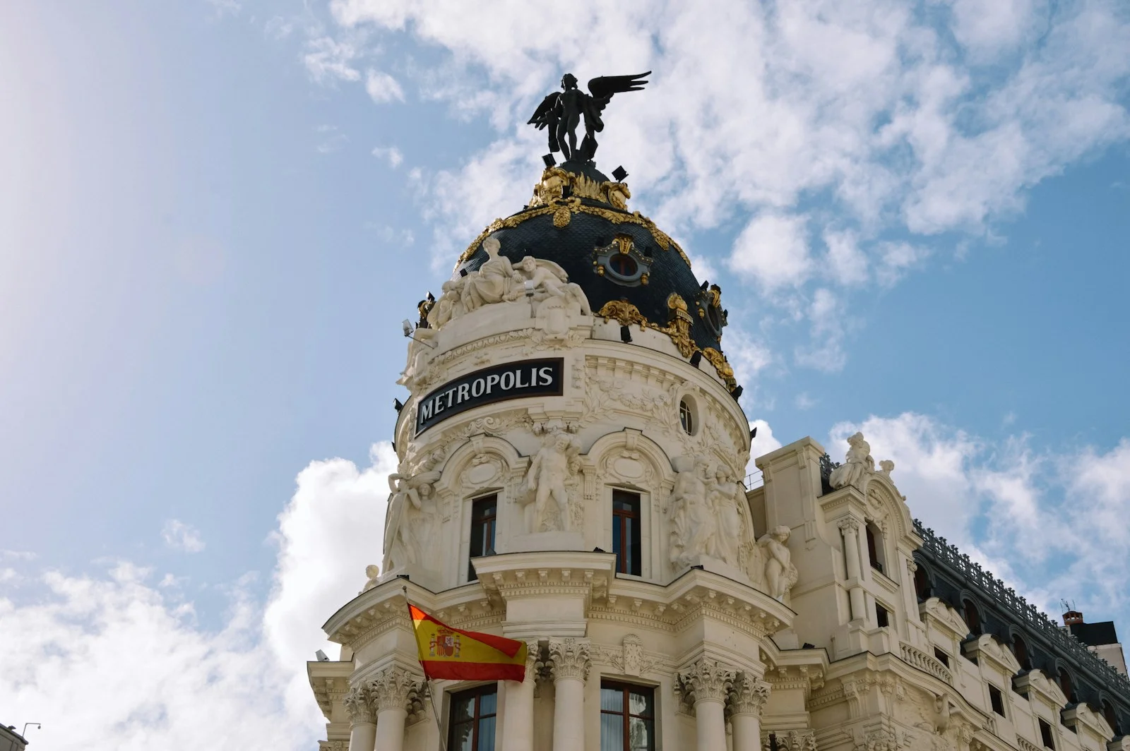 Escultura nacionalidad española arraigo social arraigo familiar expediente extranjería como va lo mio