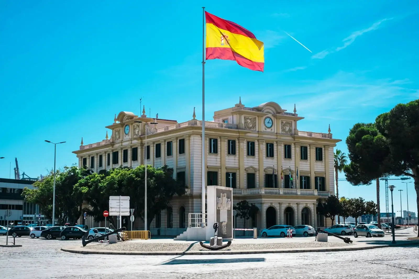 pérdida de tarjeta roja, nacionalidad española, arraigo social, arraigo familiar, expediente de extranjería.