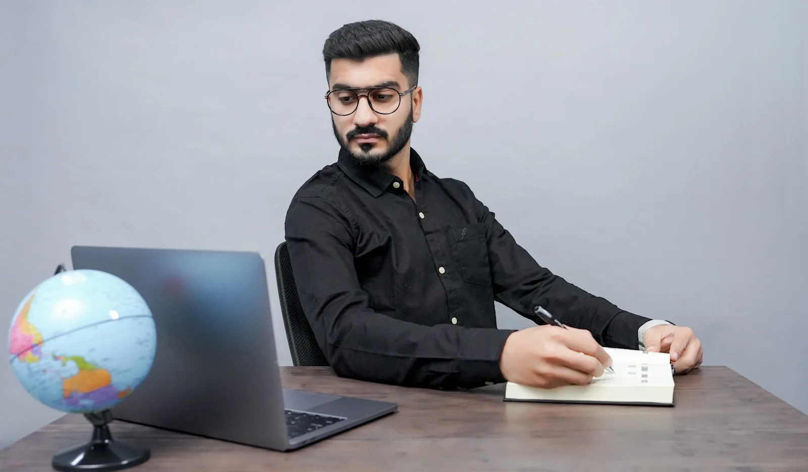 un hombre con un ordenador y un libro, nacionalidad española, arraigo social, como va lo mio, expediente extranjería